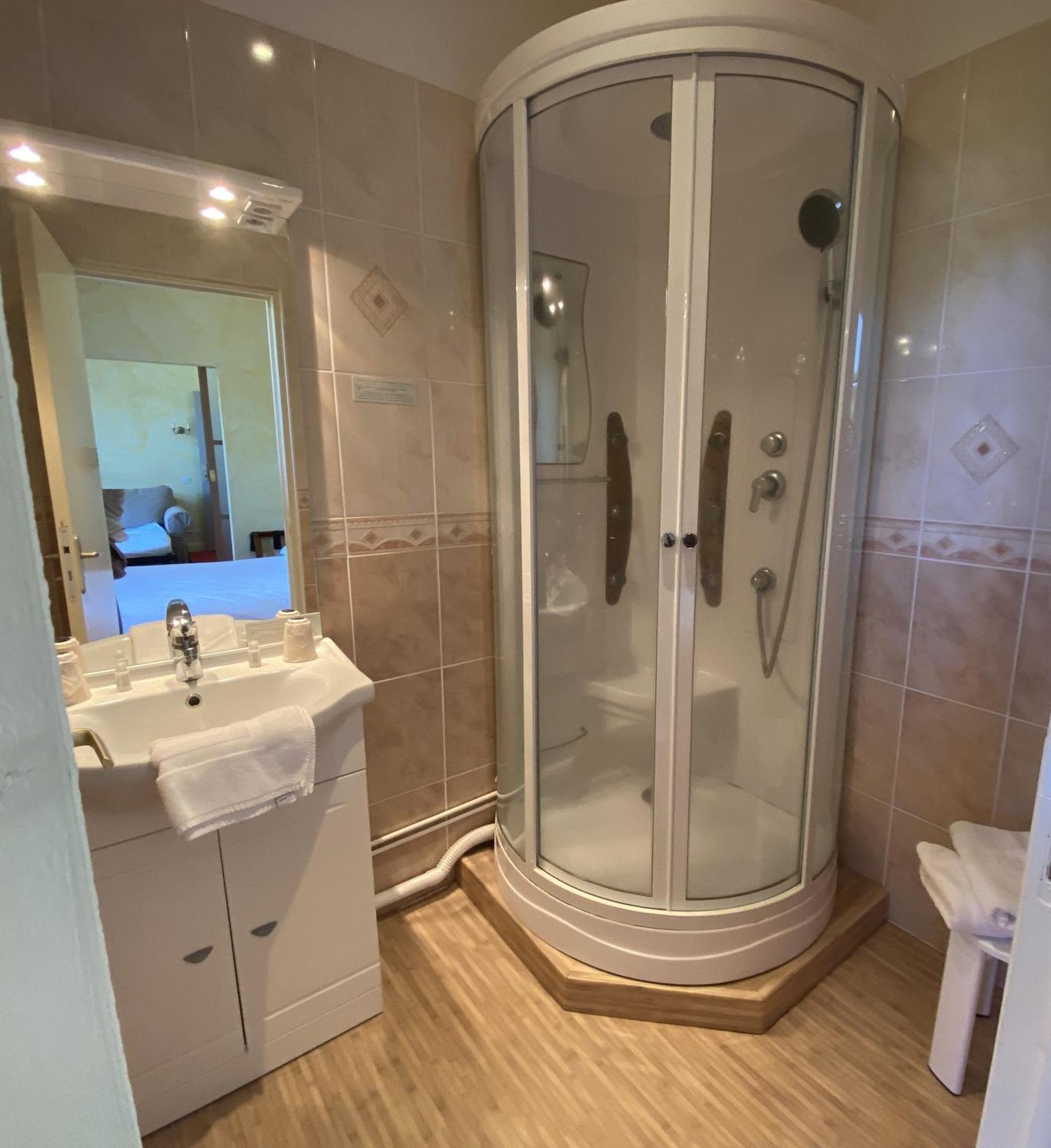 Hotel Beauséjour Vic-sur-Cère Habitación foto